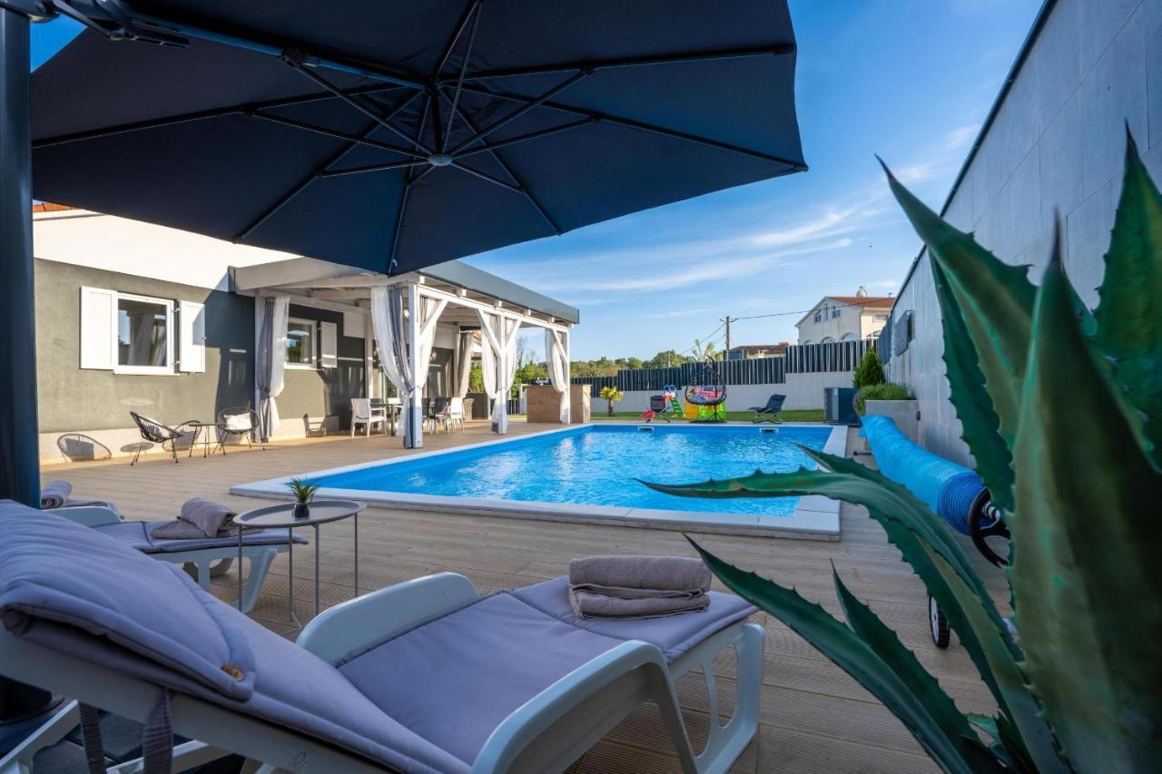 Villa Beauty With Heated Pool And Jacuzzi Kanfanar Εξωτερικό φωτογραφία
