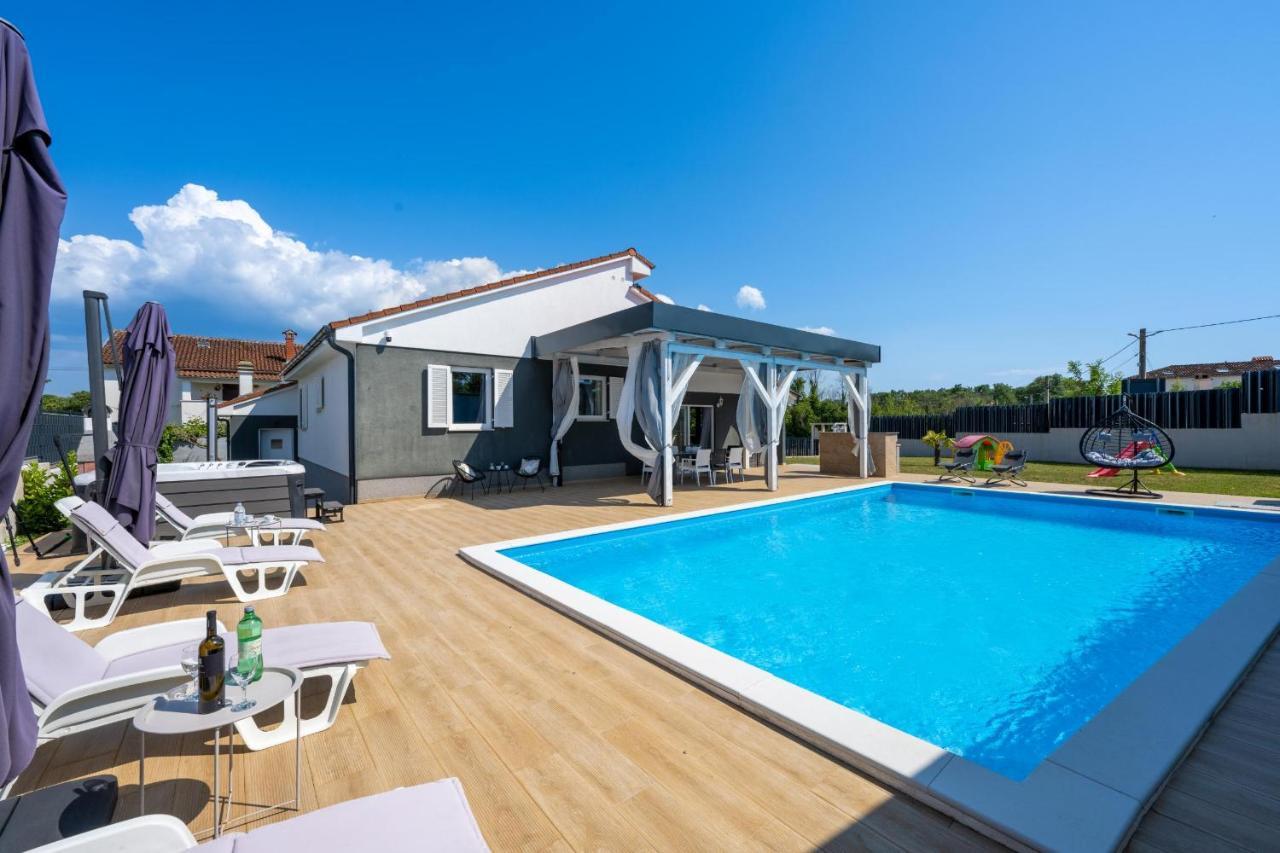 Villa Beauty With Heated Pool And Jacuzzi Kanfanar Εξωτερικό φωτογραφία